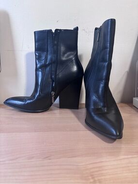 Bleecker & Bond Black Leather Pointed Toe Block Heel Ankle Boots size 8.5